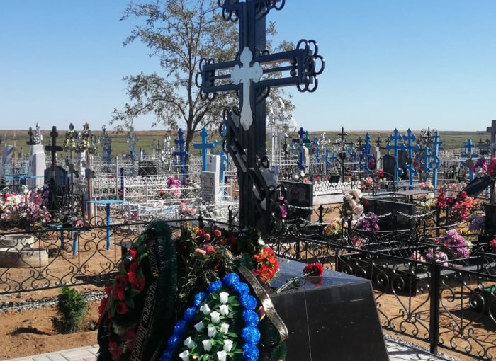 Открытие надгробия на братской могиле в Караванном